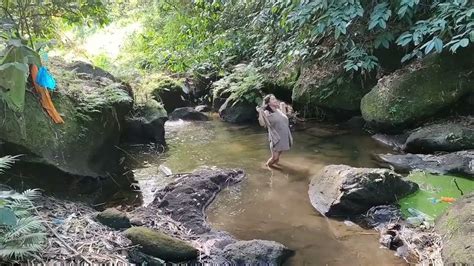 Sapilitan kinantot ang dalagang nagtampisaw sa ilog .